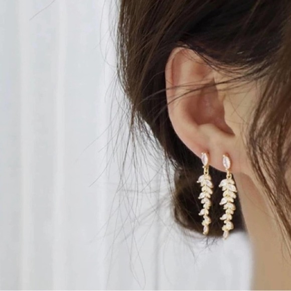 Charming & Exquisite 18k Gold Leaf Tassel Earrings - Picture 3 of 6